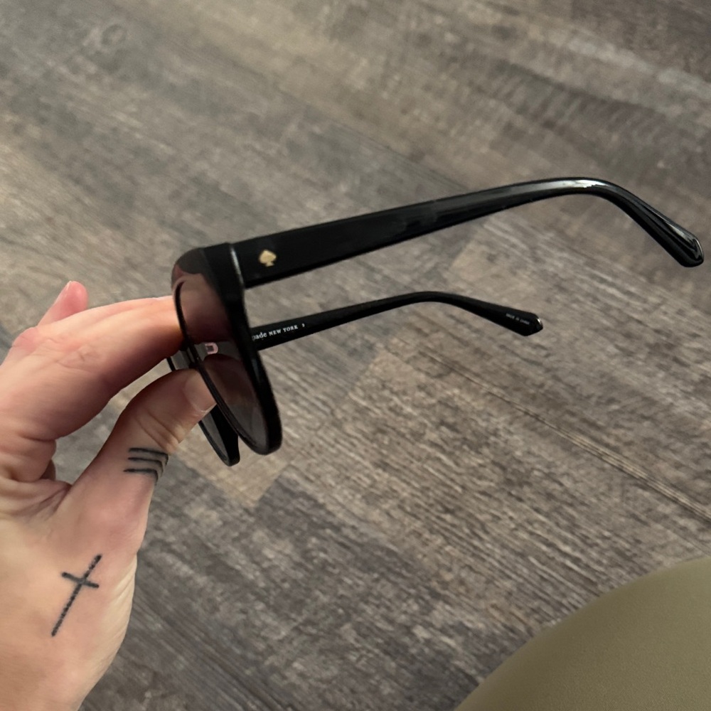 2 PAIRS INCLUDED Quay Australia Black Aviator and Kate Spade Cat Eye Sunglasses - Picture 4 of 6